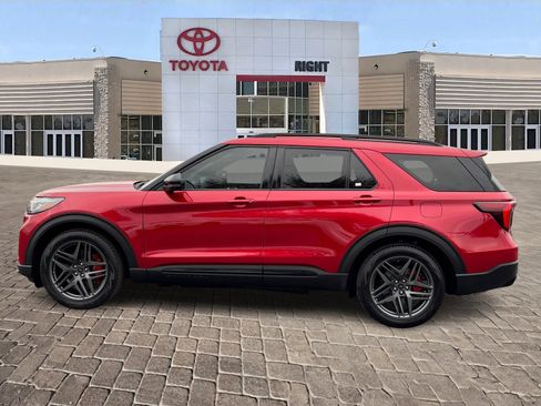 Used 2025 Ford Explorer ST image 3