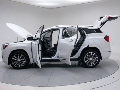 Used 2020 GMC Terrain Denali w/ Denali Premium Package FWD image 18
