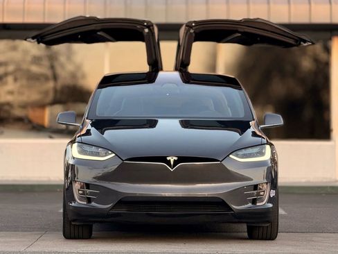 Used 2018 Tesla Model X 100D image 3