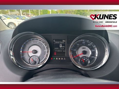 Used 2014 Chrysler Town & Country Touring-L FWD image 23