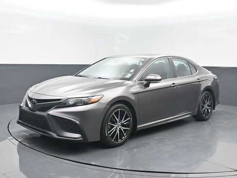 Used 2022 Toyota Camry SE image 1