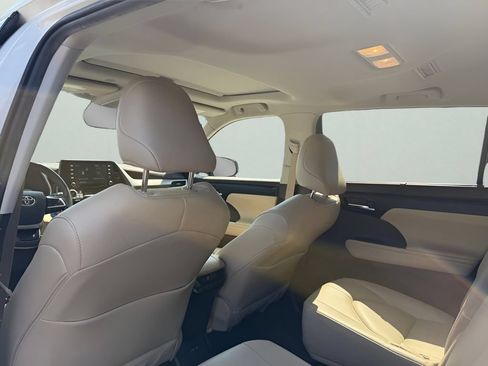 Used 2022 Toyota Highlander XLE AWD/4WD image 11