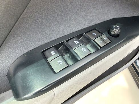 Used 2019 Toyota Camry SE FWD image 19