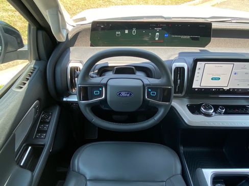 Certified 2025 Ford Expedition Active AWD/4WD image 8