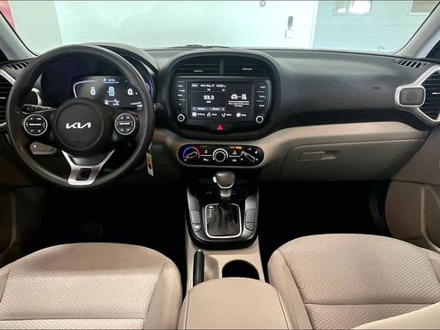 Used 2023 Kia Soul LX w/ LX Technology Package FWD image 8