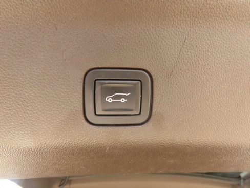 Used 2021 Chevrolet Suburban LT w/ LT Signature Package RWD image 12