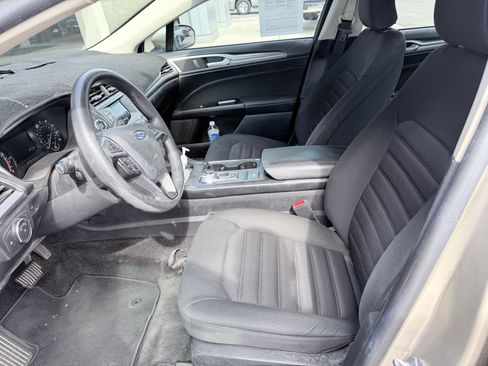 Used 2017 Ford Fusion SE FWD image 3
