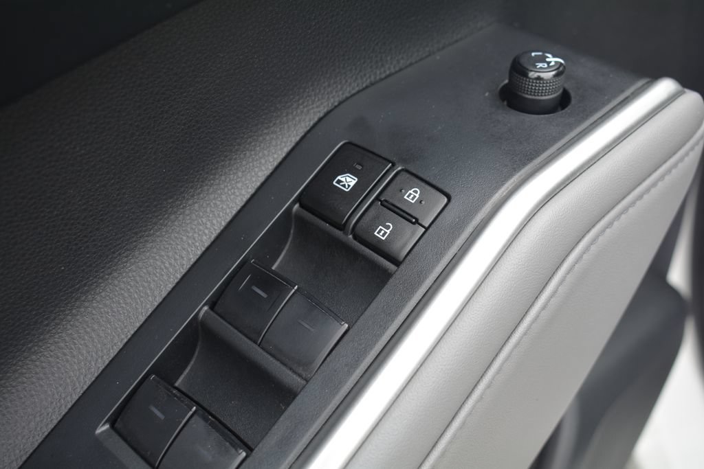 Used 2023 Toyota Highlander XLE AWD/4WD image 8