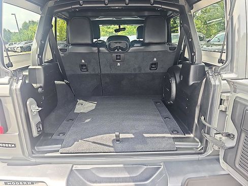 Used 2020 Jeep Wrangler Unlimited Sahara AWD/4WD image 31