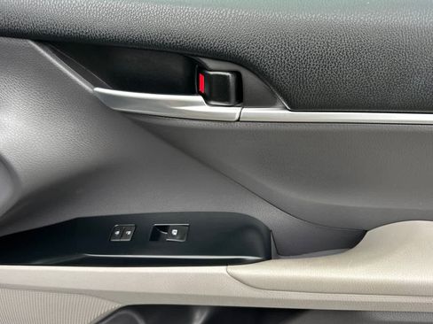 Used 2018 Toyota Camry LE image 17