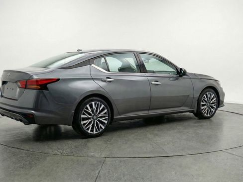 Used 2025 Nissan Altima 2.5 SV image 9