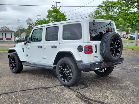 Used 2025 Jeep Wrangler Unlimited Sahara AWD/4WD image 3