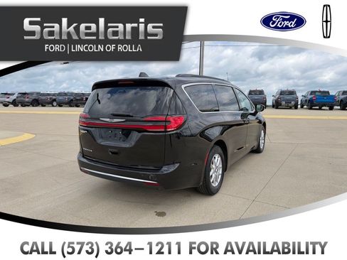 Used 2022 Chrysler Pacifica Touring-L FWD image 5