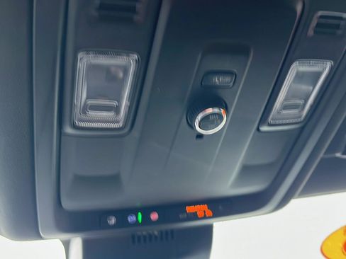 Used 2025 Chevrolet Suburban Z71 AWD/4WD image 18