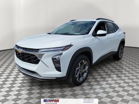 Used 2025 Chevrolet Trax LT FWD image 2