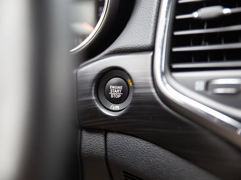 Used 2019 Jeep Grand Cherokee Laredo AWD/4WD image 13