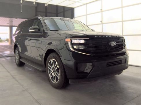 Used 2025 Ford Expedition Max Active AWD/4WD image 2