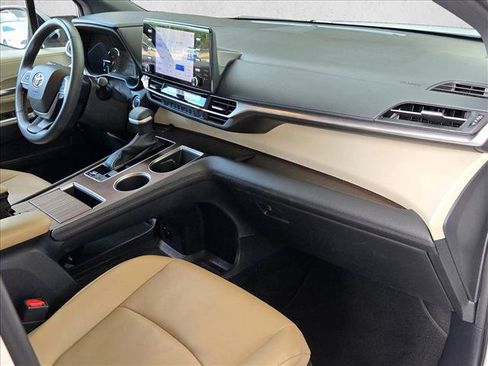 Used 2022 Toyota Sienna XLE FWD image 24
