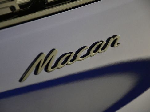 Certified 2025 Porsche Macan image 11