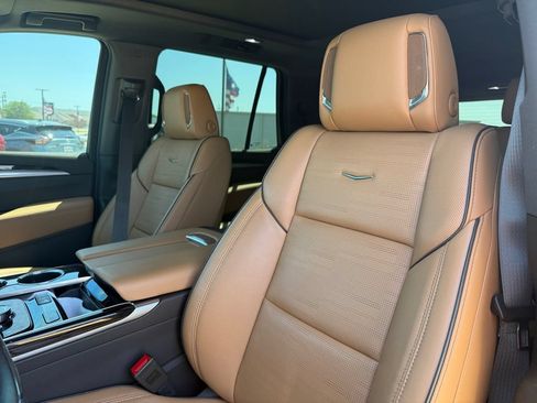 Used 2025 Cadillac Escalade Premium Luxury AWD/4WD image 46