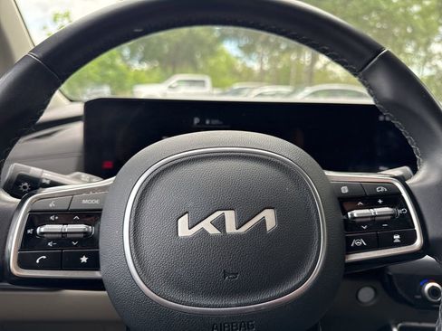 Used 2025 Kia Carnival FWD image 21