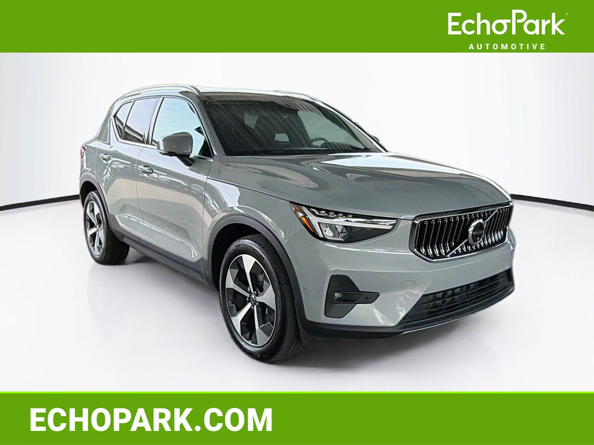 Used 2025 Volvo XC40 B5 Plus AWD/4WD image 1