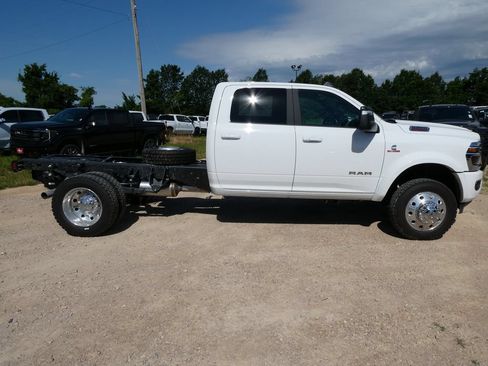 New 2026 RAM 4500 4x4 Crew Cab DRW w/ Laramie Trim Package image 2