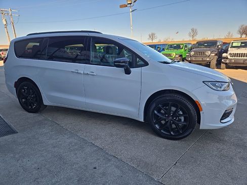 New 2026 Chrysler Pacifica Select w/ S Appearance Package image 12