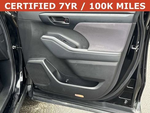 Used 2022 Toyota Highlander LE AWD/4WD image 8