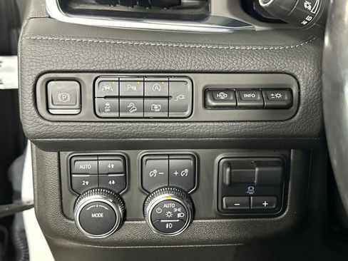 Used 2022 GMC Yukon XL Denali w/ Advanced Technology Package image 19