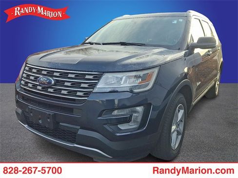 Used 2017 Ford Explorer XLT image 1