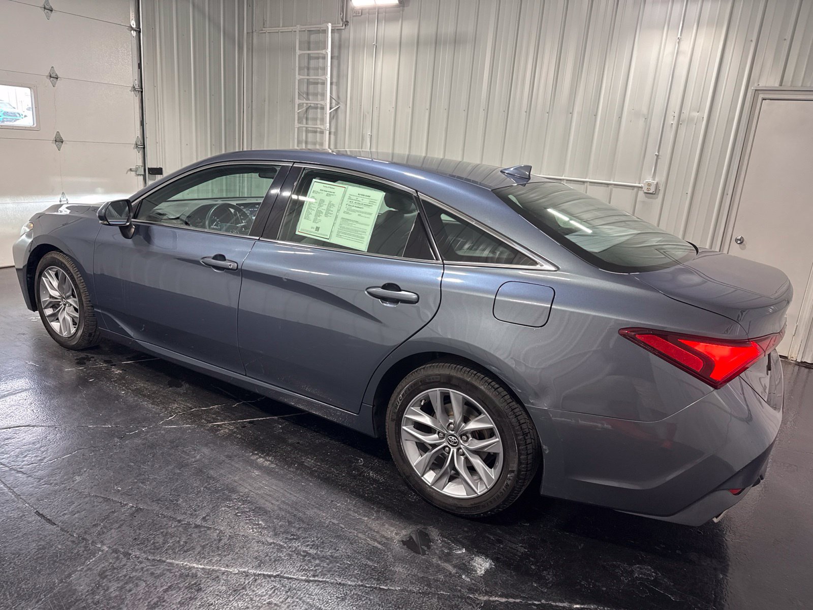 Used 2019 Toyota Avalon XLE w/ Moonroof Package FWD image 2