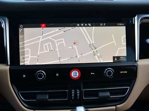 Certified 2026 Porsche Macan AWD/4WD image 30
