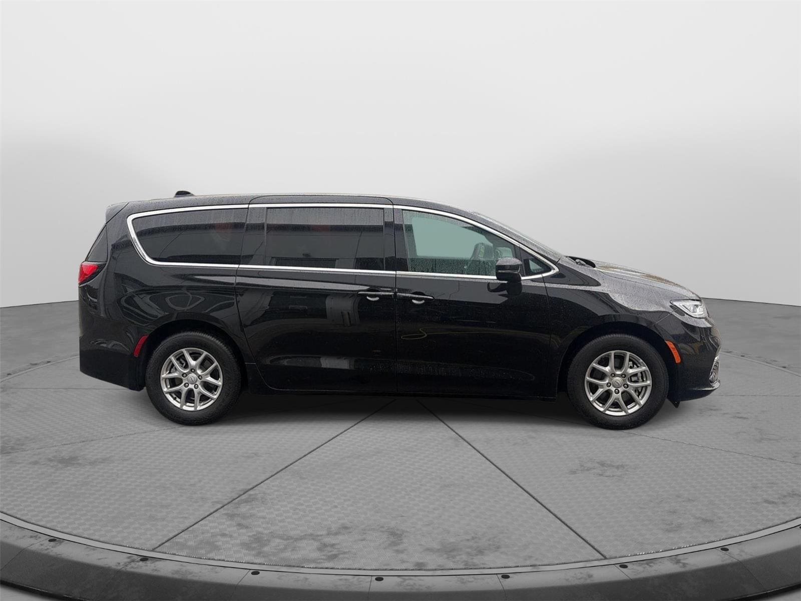 Used 2026 Chrysler Pacifica Select FWD image 8