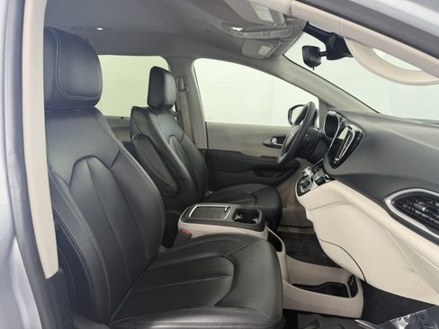 Used 2024 Chrysler Pacifica Touring-L FWD image 10