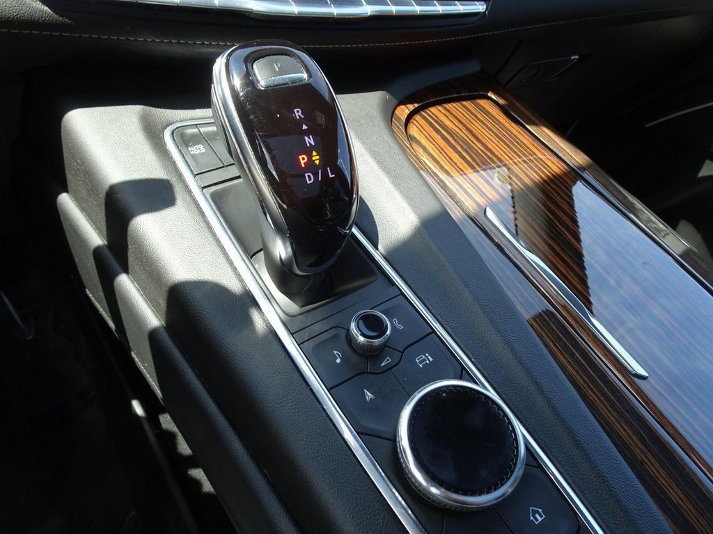 Used 2021 Cadillac Escalade Premium Luxury AWD/4WD image 19