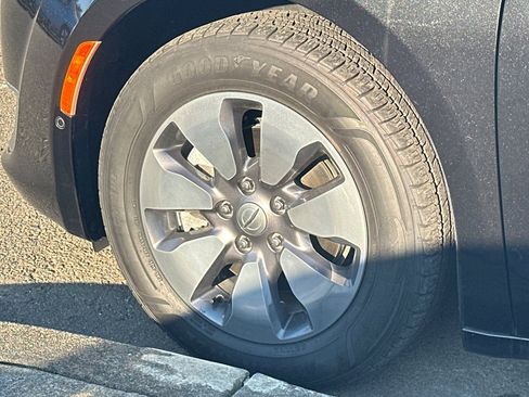 Used 2018 Chrysler Pacifica Limited w/ Advanced Safetytec Group image 7