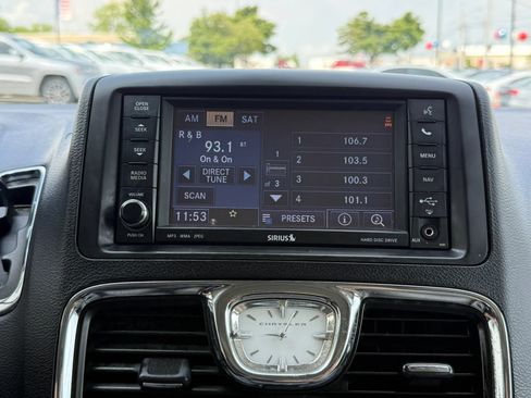 Used 2013 Chrysler Town & Country Limited w/ Luxury Group FWD image 32