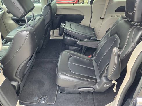 Used 2023 Chrysler Pacifica Touring-L FWD image 26
