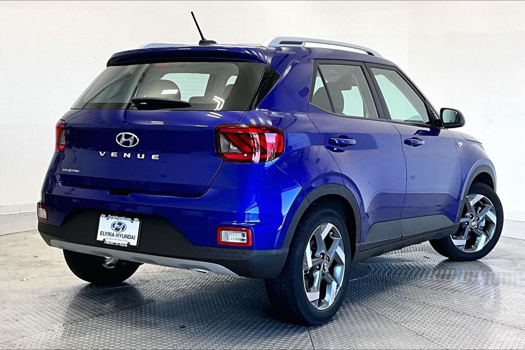 Used 2024 Hyundai Venue SEL FWD image 2