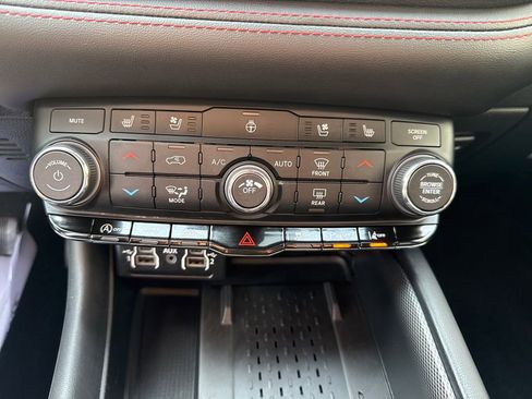 Used 2025 Dodge Durango GT AWD/4WD image 32