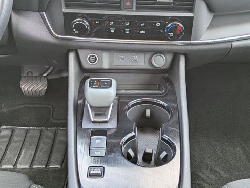 Used 2023 Nissan Rogue S FWD image 18
