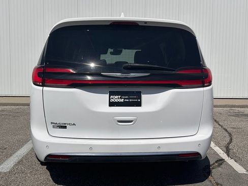 Used 2022 Chrysler Pacifica Touring-L FWD image 5