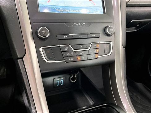 Used 2020 Ford Fusion SE FWD image 12