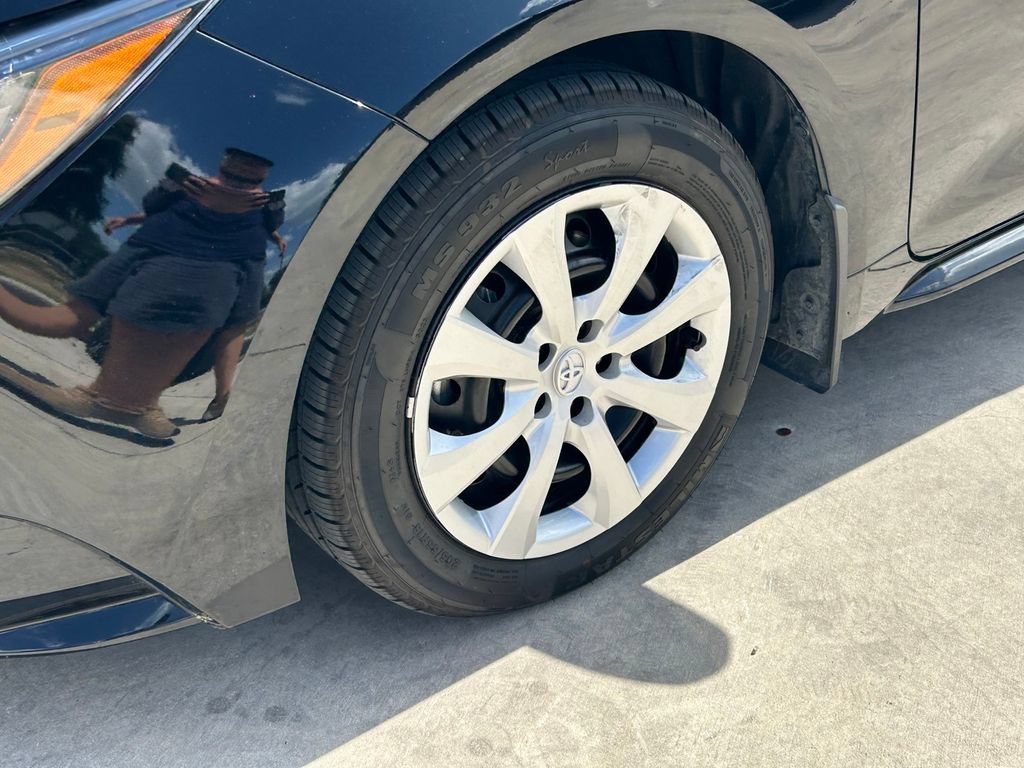 Certified 2025 Toyota Corolla LE FWD image 9