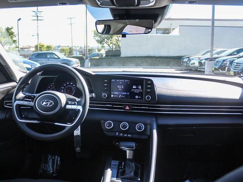 Used 2021 Hyundai Elantra SE image 16