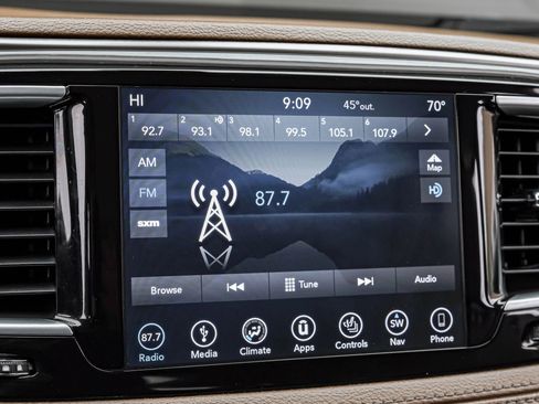 Used 2018 Chrysler Pacifica Limited image 29