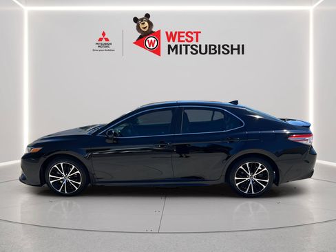 Used 2019 Toyota Camry SE FWD image 2