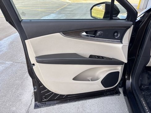 Used 2019 Lincoln Nautilus Reserve image 13