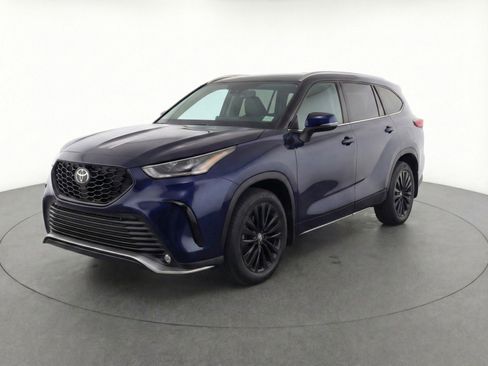 Used 2024 Toyota Highlander XSE FWD image 3